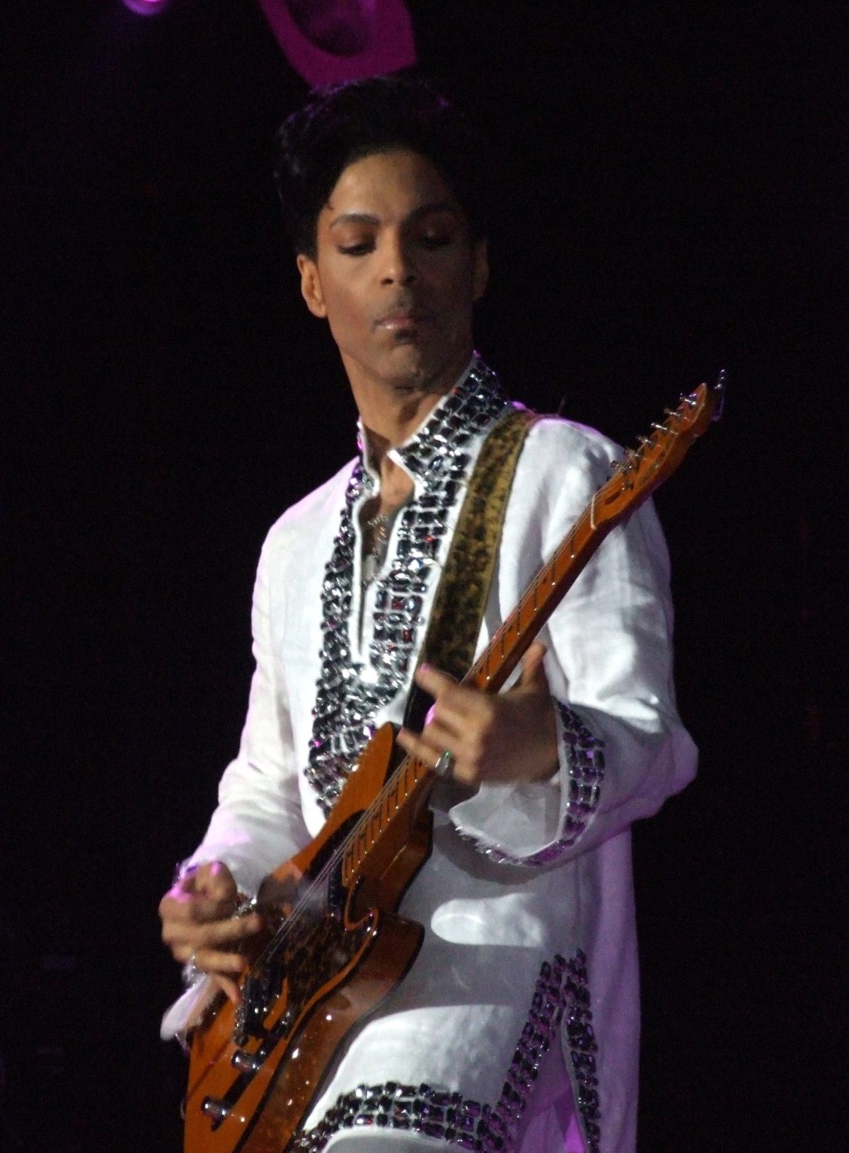 Prince tocando la guitarra en el festival de Coachella en 2008