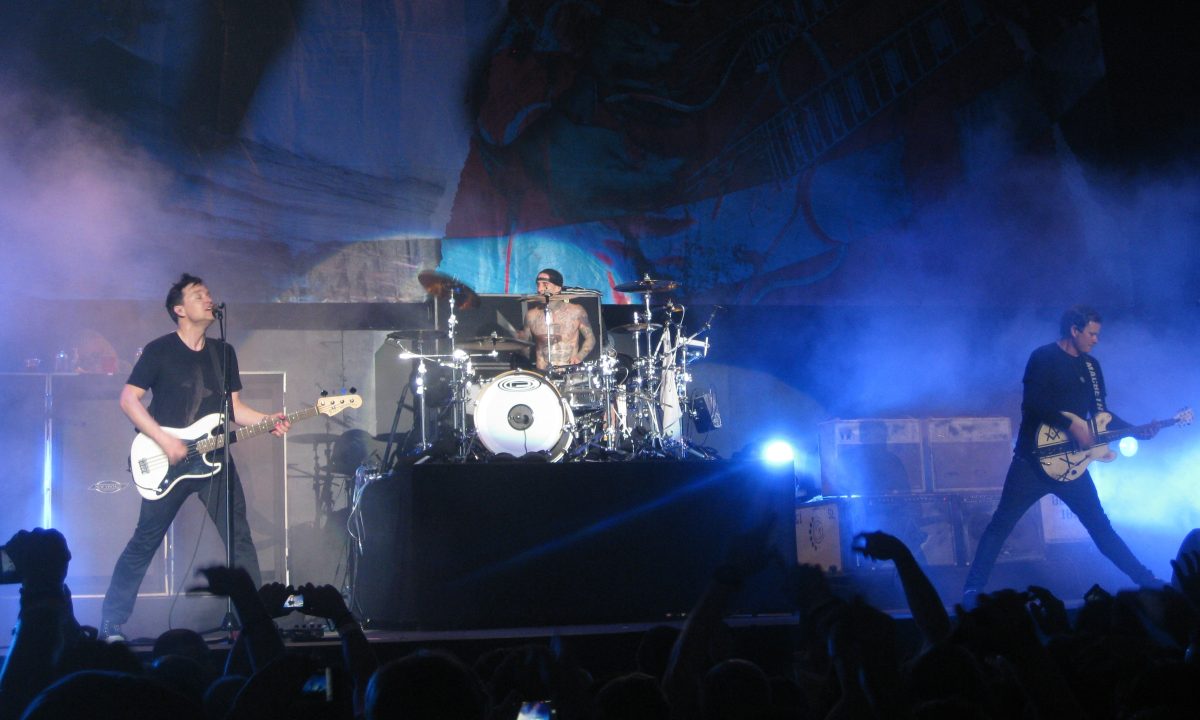 Mark Hoppus, Travis Barker y Tom DeLonge, de Blink-182, en concierto en 2011