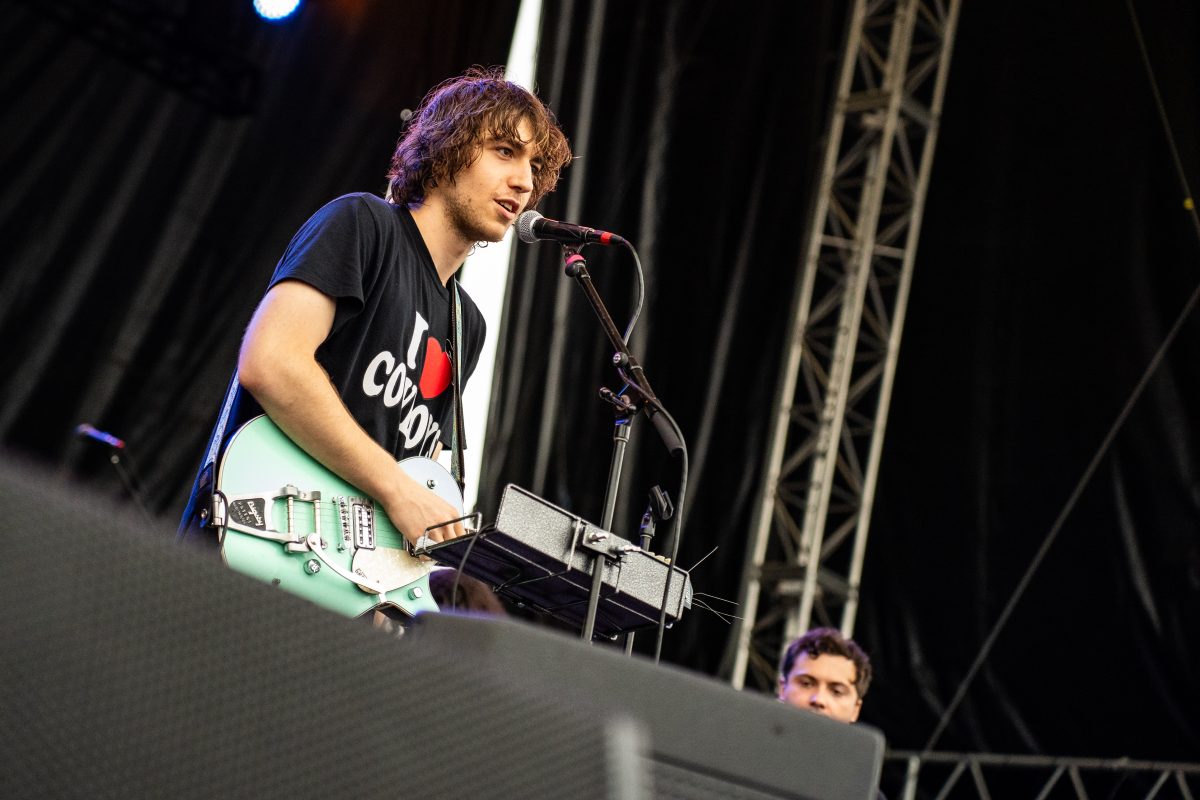 Cameron Winter, cantante de Geese, con su guitarra durante un concierto en Boston en 2024