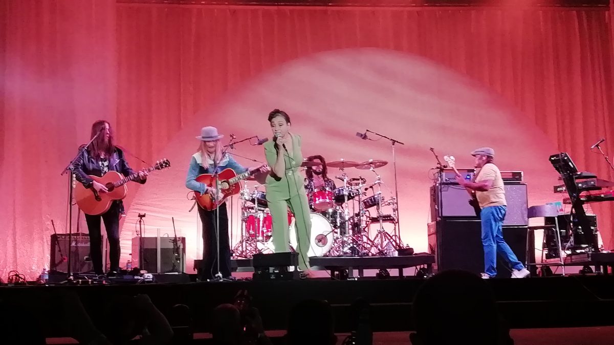 Catherine Ringer, en el centro del escenario durante un concierto en 2021