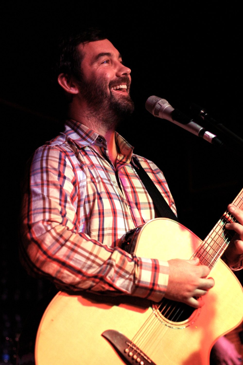 Duncan Sheik, con guitarra acústica, durante un concierto en 2006