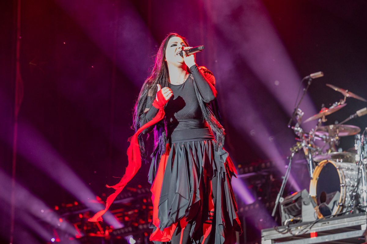 Amy Lee, cantante de Evanescence, durante la actuación del grupo en el festival Rock im Park de 2023