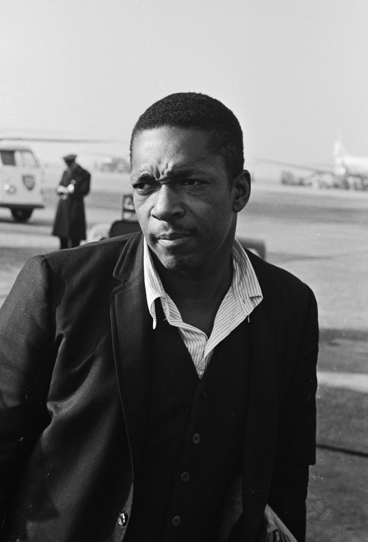 John Coltrane, retratado a su llegada al aeropuerto de Schiphol (Países Bajos) en octubre de 1963