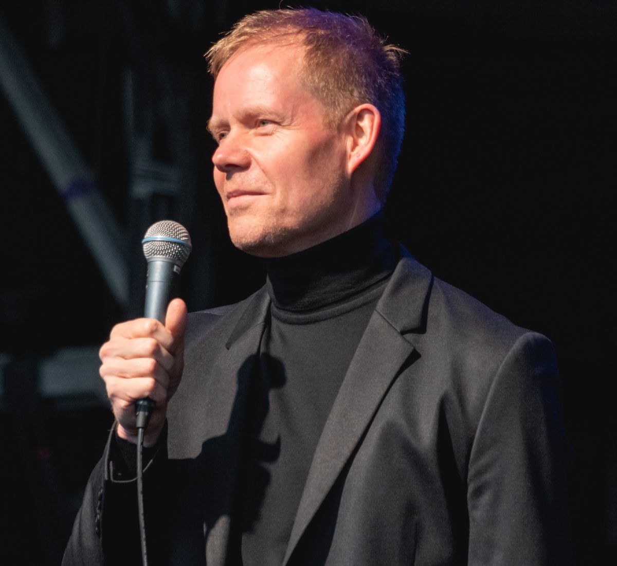 El compositor Max Richter con un micrófono en 2021