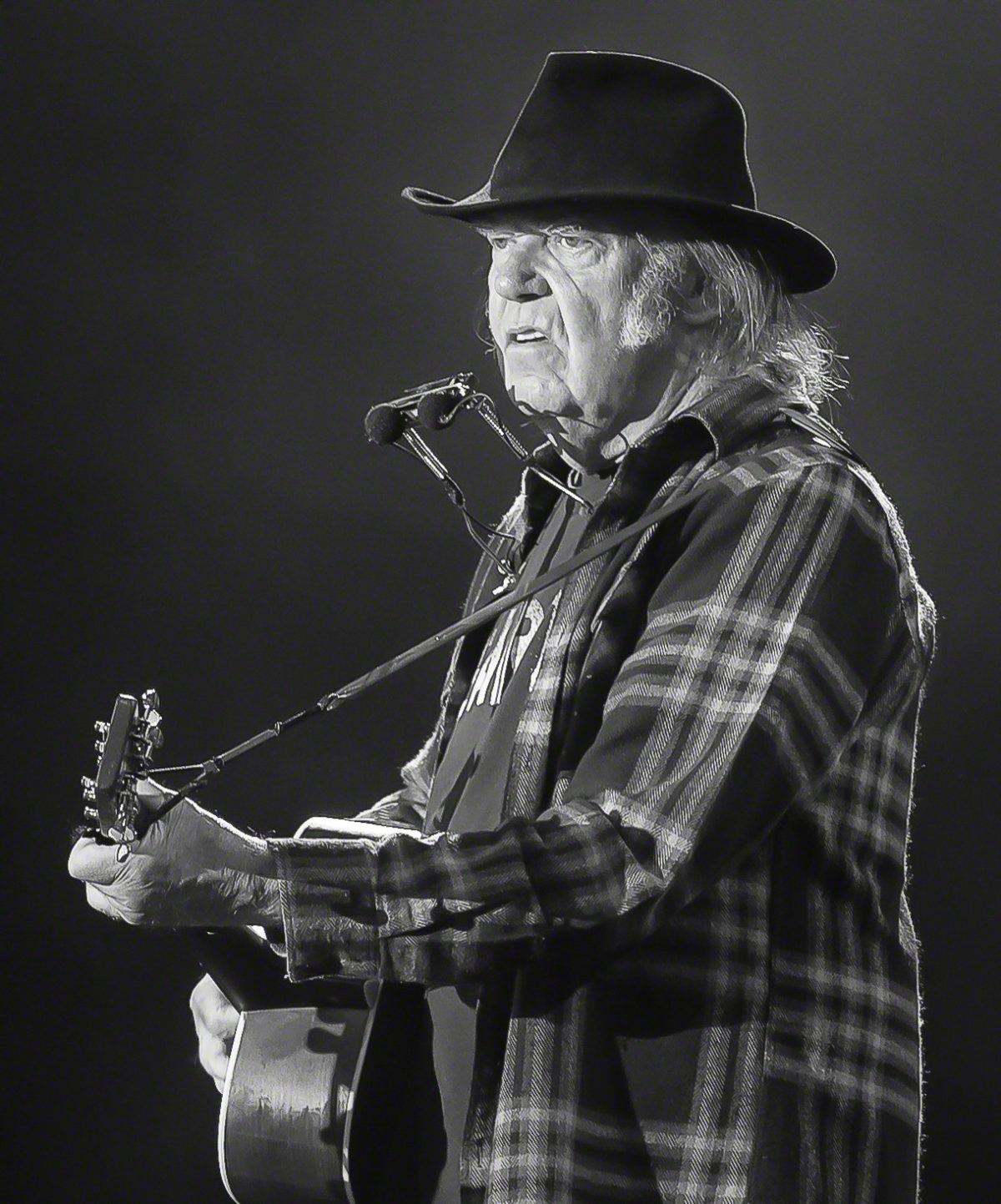 Neil Young, con sombrero y armónica, durante su concierto en el festival de Stavern (Noruega) en 2016