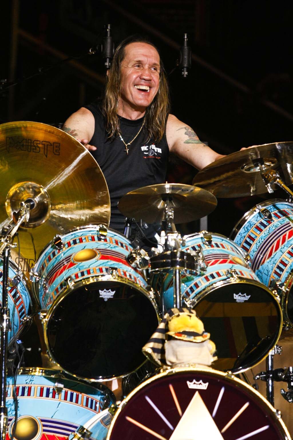 Nicko McBrain, batería de Iron Maiden, sonríe tras su batería durante un concierto