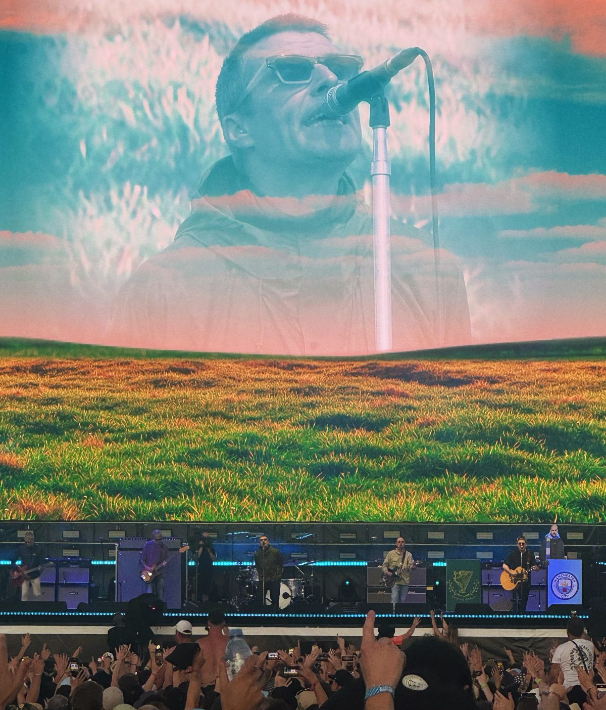 Liam Gallagher, en la pantalla gigante, durante el concierto de Oasis en Heaton Park, Manchester, en julio de 2025