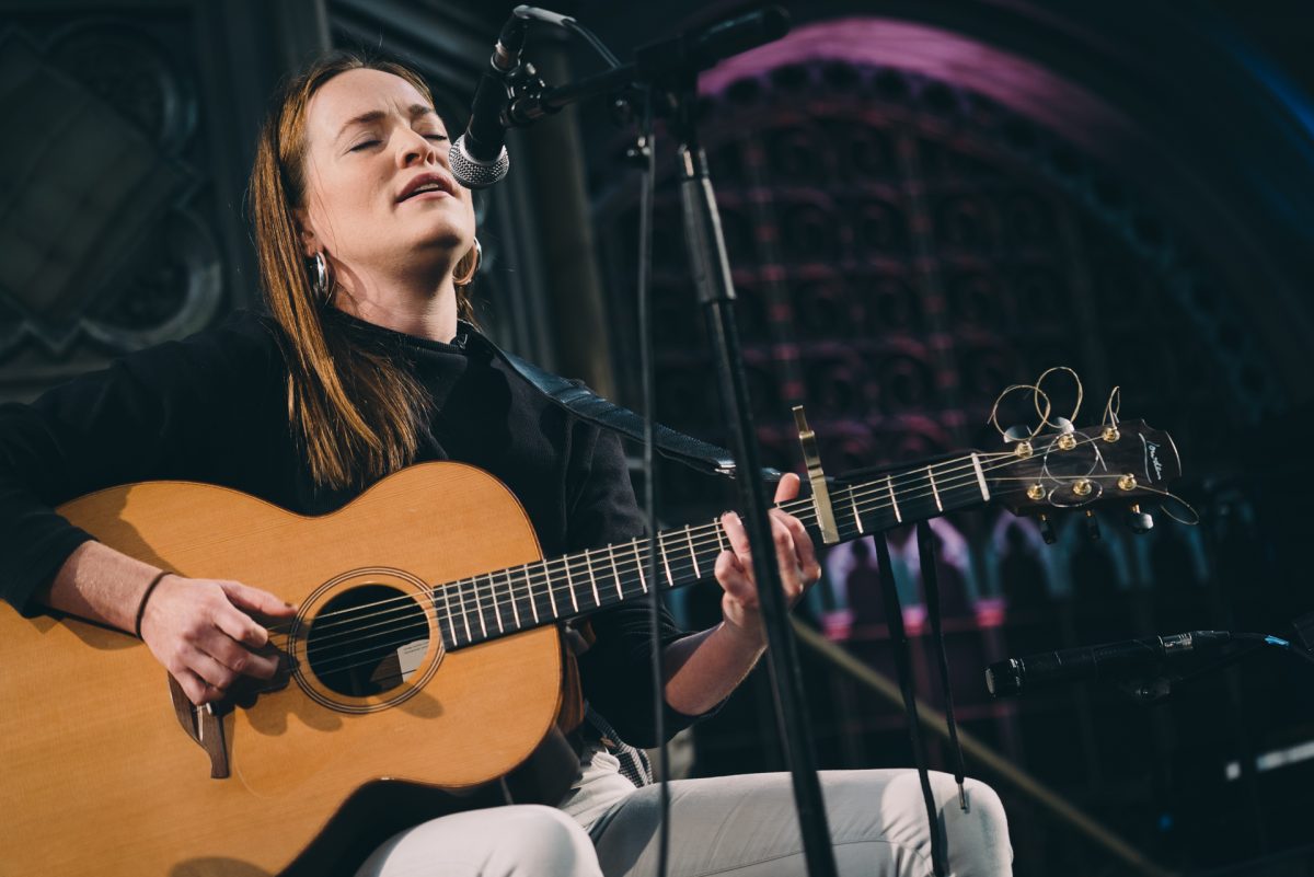 Radie Peat cantando en directo con guitarra acústica