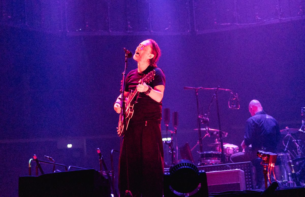 Thom Yorke, de Radiohead, canta con la guitarra durante un concierto de la gira de 2025 en el Uber Arena de Berlín