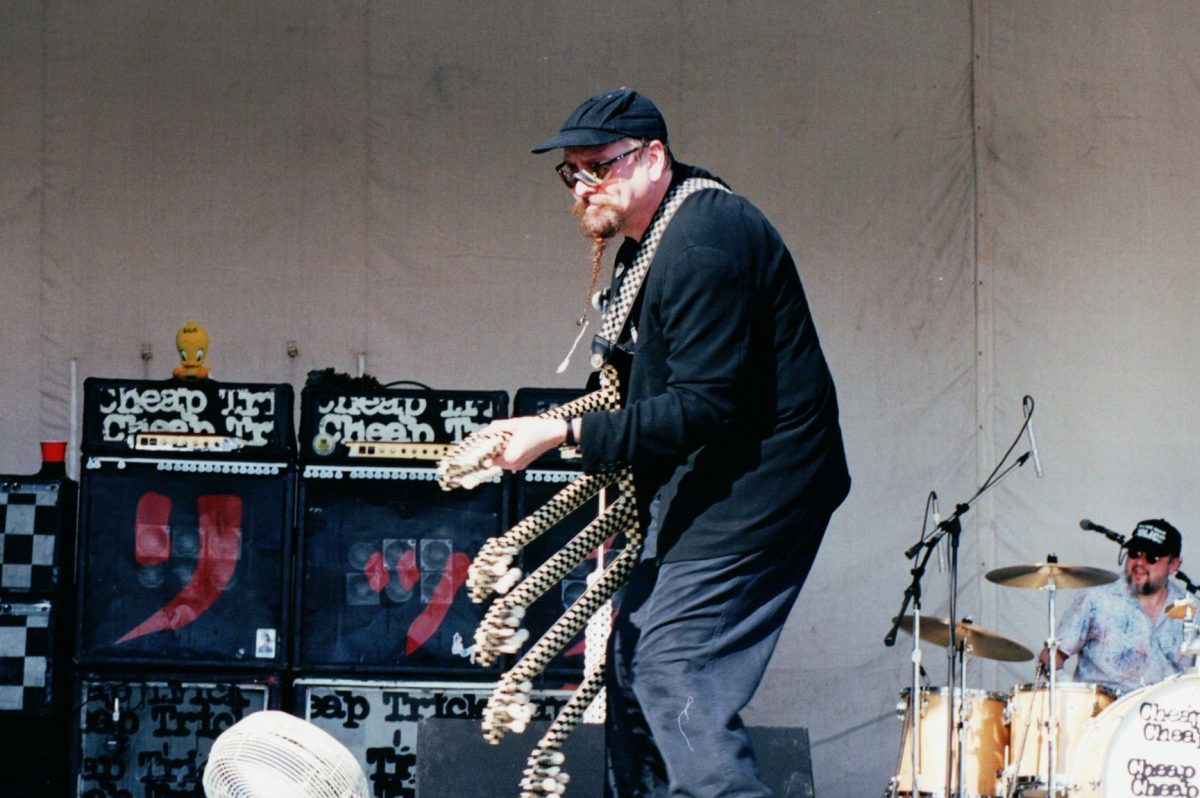 Rick Nielsen, guitarrista de Cheap Trick, en directo con una de sus guitarras de cinco mástiles
