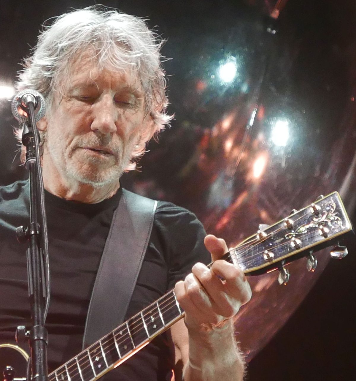 Roger Waters a la guitarra en la gira Us + Them, en 2017