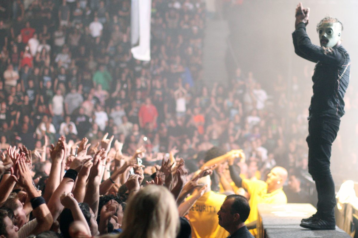 Corey Taylor, cantante de Slipknot, enmascarado sobre el escenario ante el público