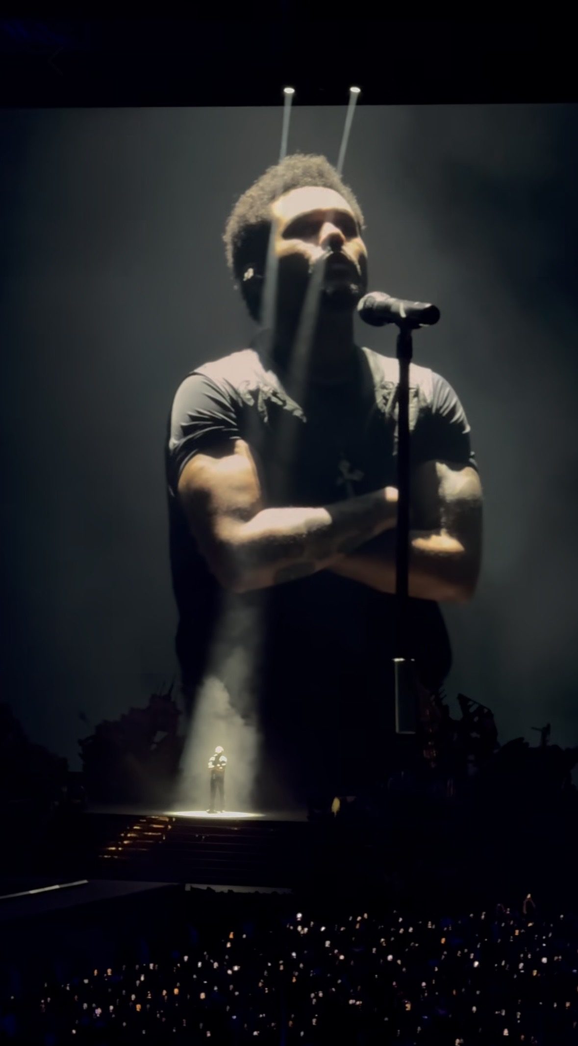The Weeknd, en la pantalla gigante de un concierto de la gira After Hours Til Dawn en 2026