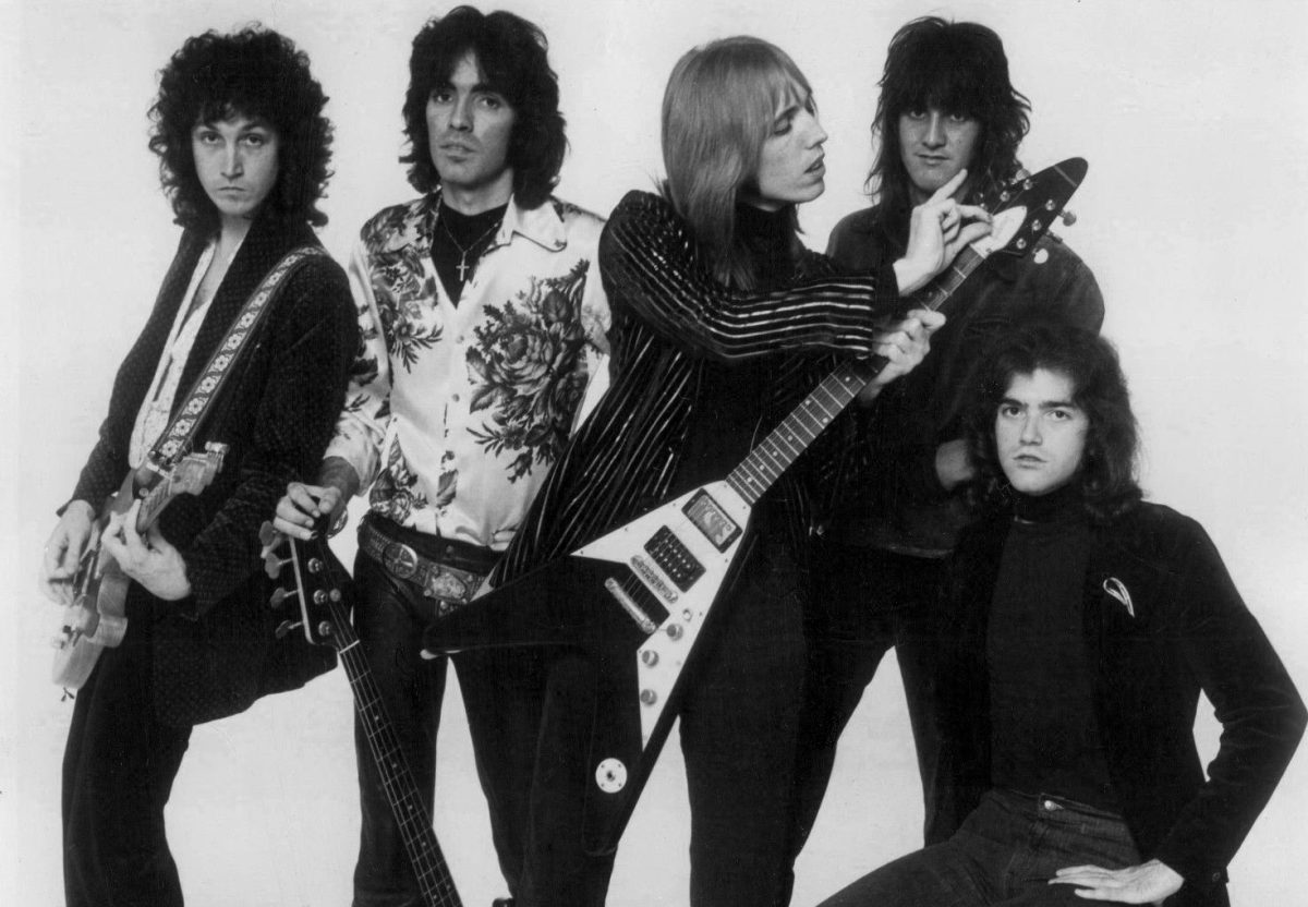 Tom Petty, con su guitarra Flying V, junto a los Heartbreakers en una imagen promocional de 1977