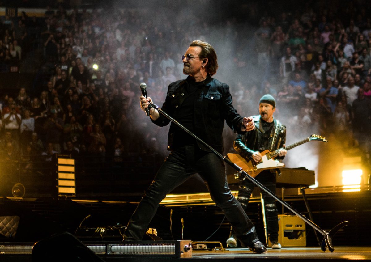 Bono y The Edge, de U2, durante un concierto de la gira Experience + Innocence en San Luis (Estados Unidos) en 2018
