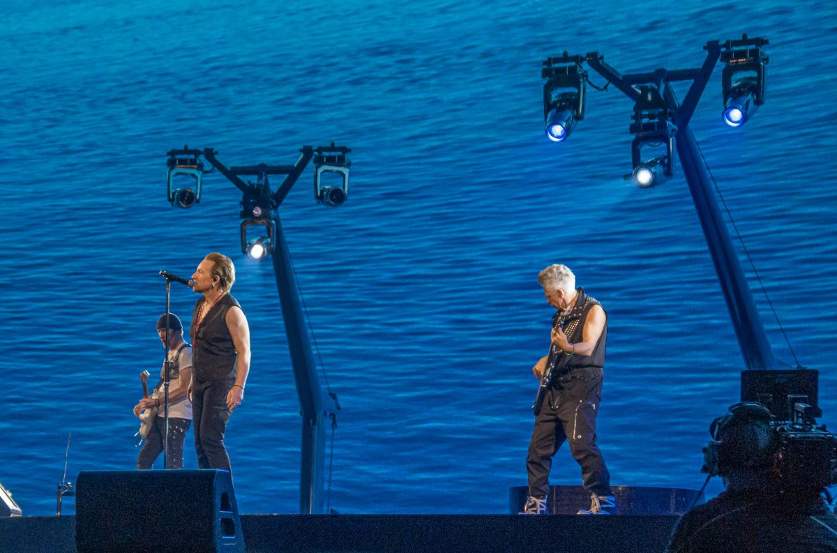 Bono, The Edge y Adam Clayton, de U2, en el escenario del Sphere de Las Vegas en 2024