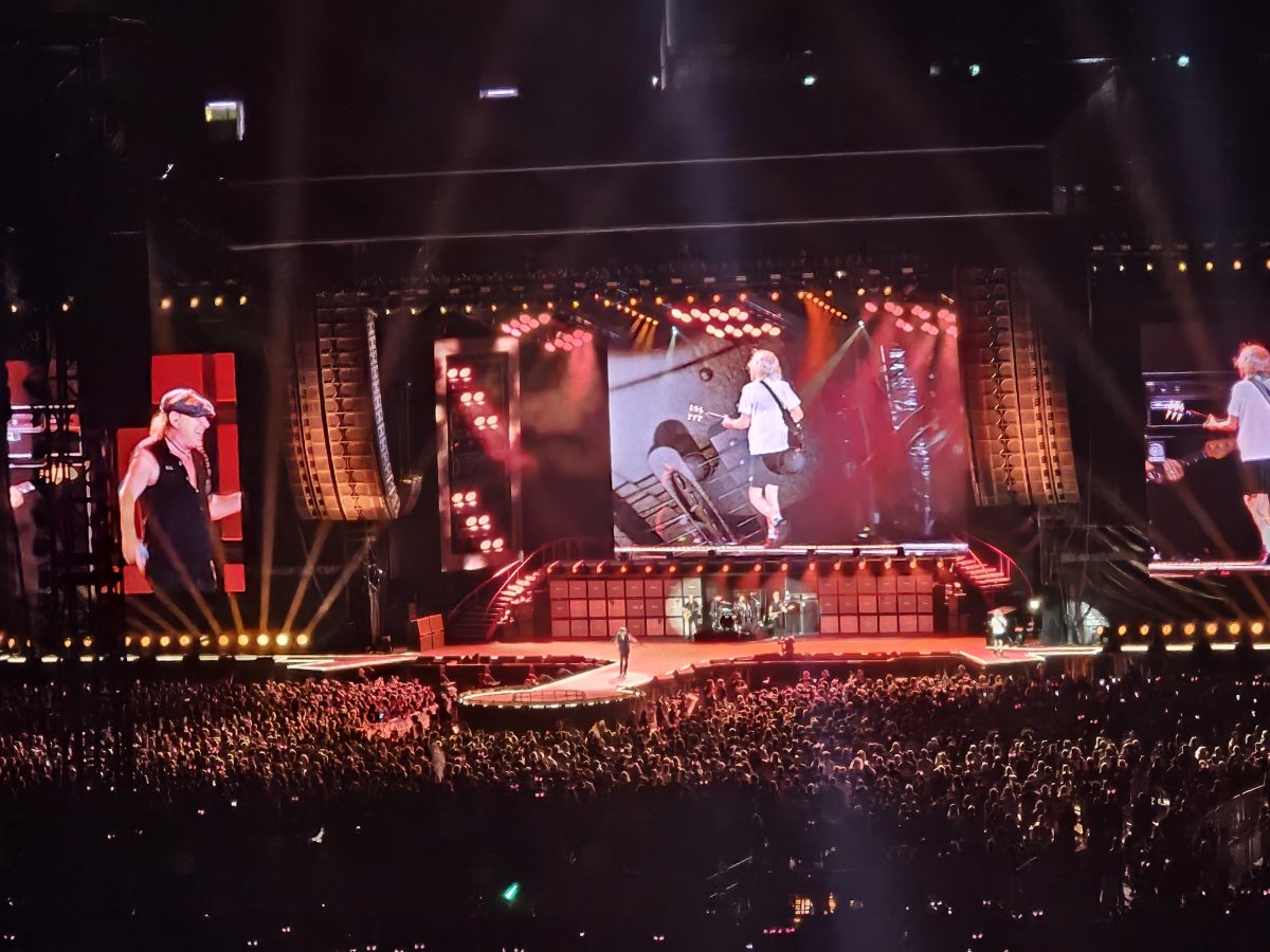 AC/DC durante la gira Power Up en el Optus Stadium de Perth, con Brian Johnson y Angus Young en las pantallas
