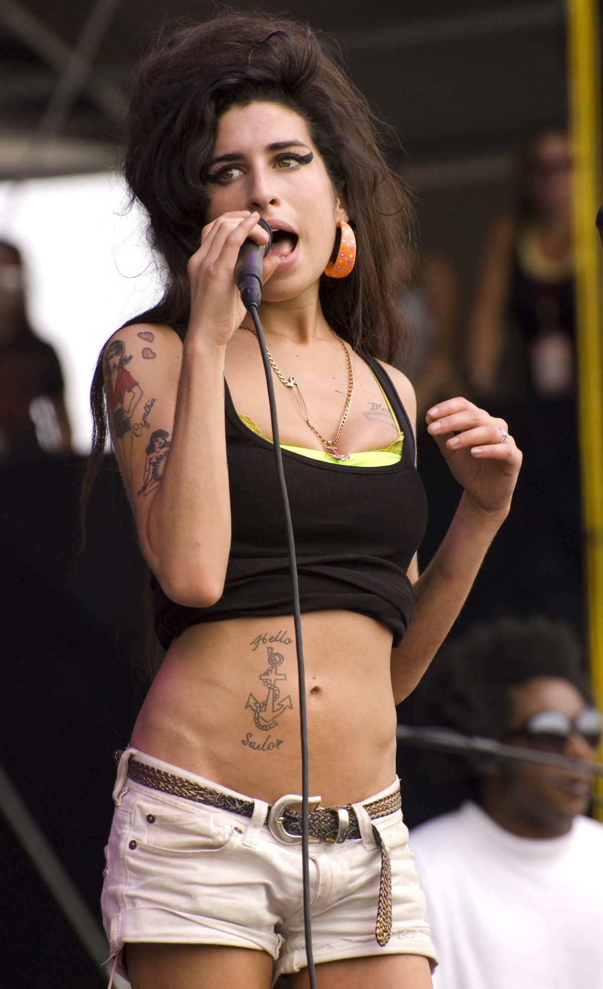 Amy Winehouse cantando en el Virgin Festival de Baltimore en agosto de 2007