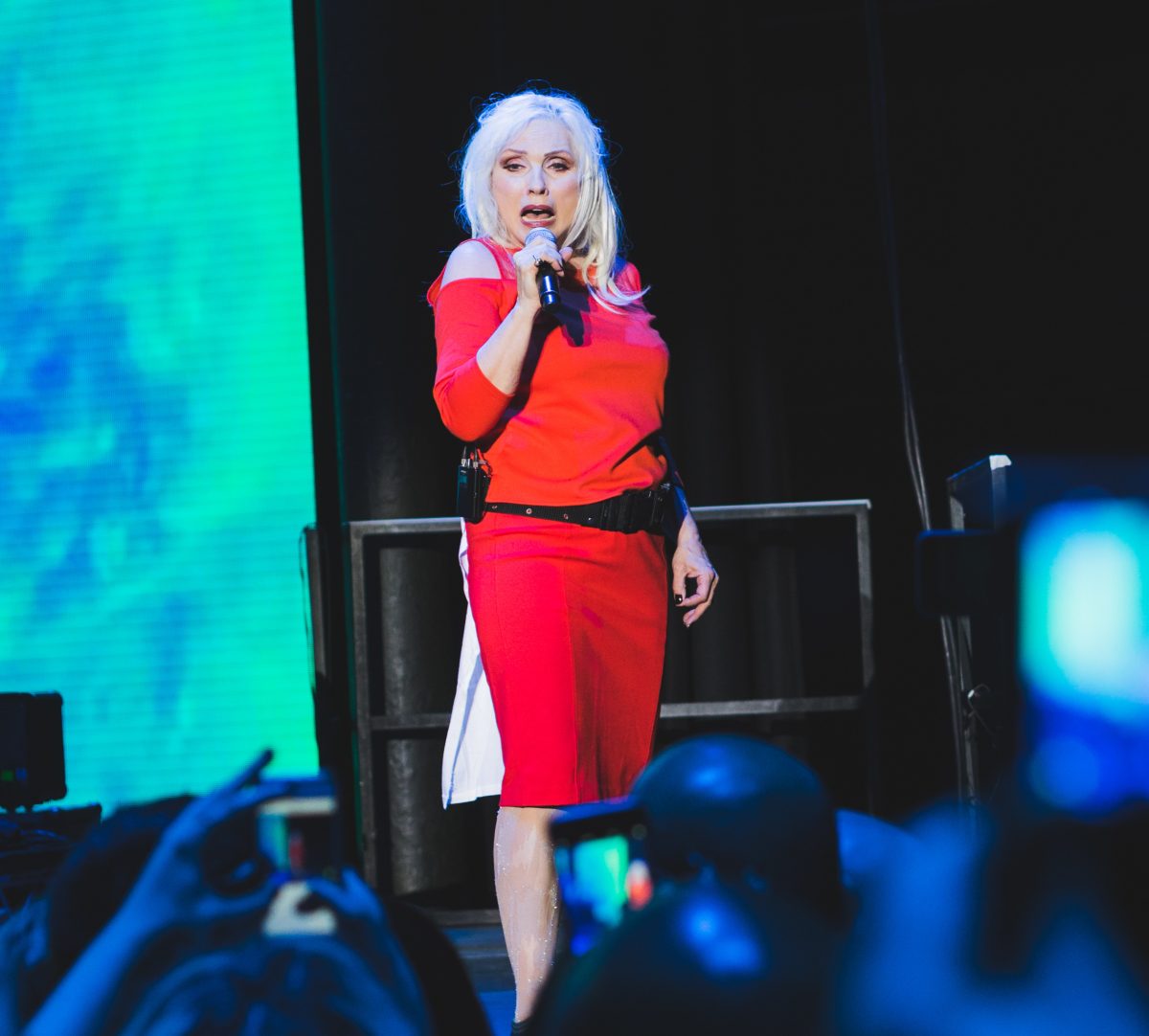 Debbie Harry, cantante de Blondie, durante un concierto de la banda en el Roundhouse de Londres en 2017