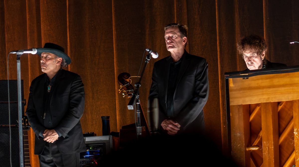 Bob Dylan, al piano, junto a su banda en el London Palladium de Londres en octubre de 2022