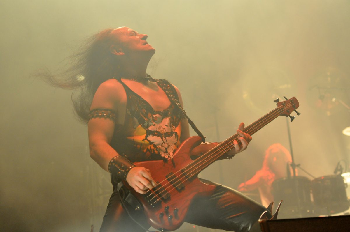 Conrad «Cronos» Lant, de Venom, al bajo en el festival Party.San Metal Open Air de 2013