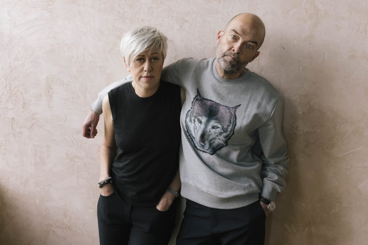 Tracey Thorn y Ben Watt, de Everything But The Girl, posan abrazados ante una pared clara en Londres en 2022