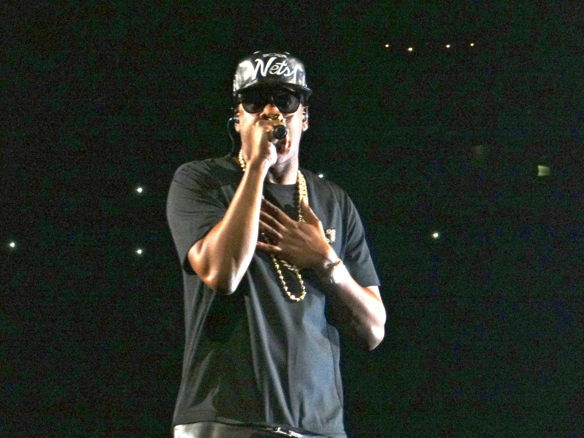 JAY-Z canta con una gorra de los Nets en un concierto en París en 2012