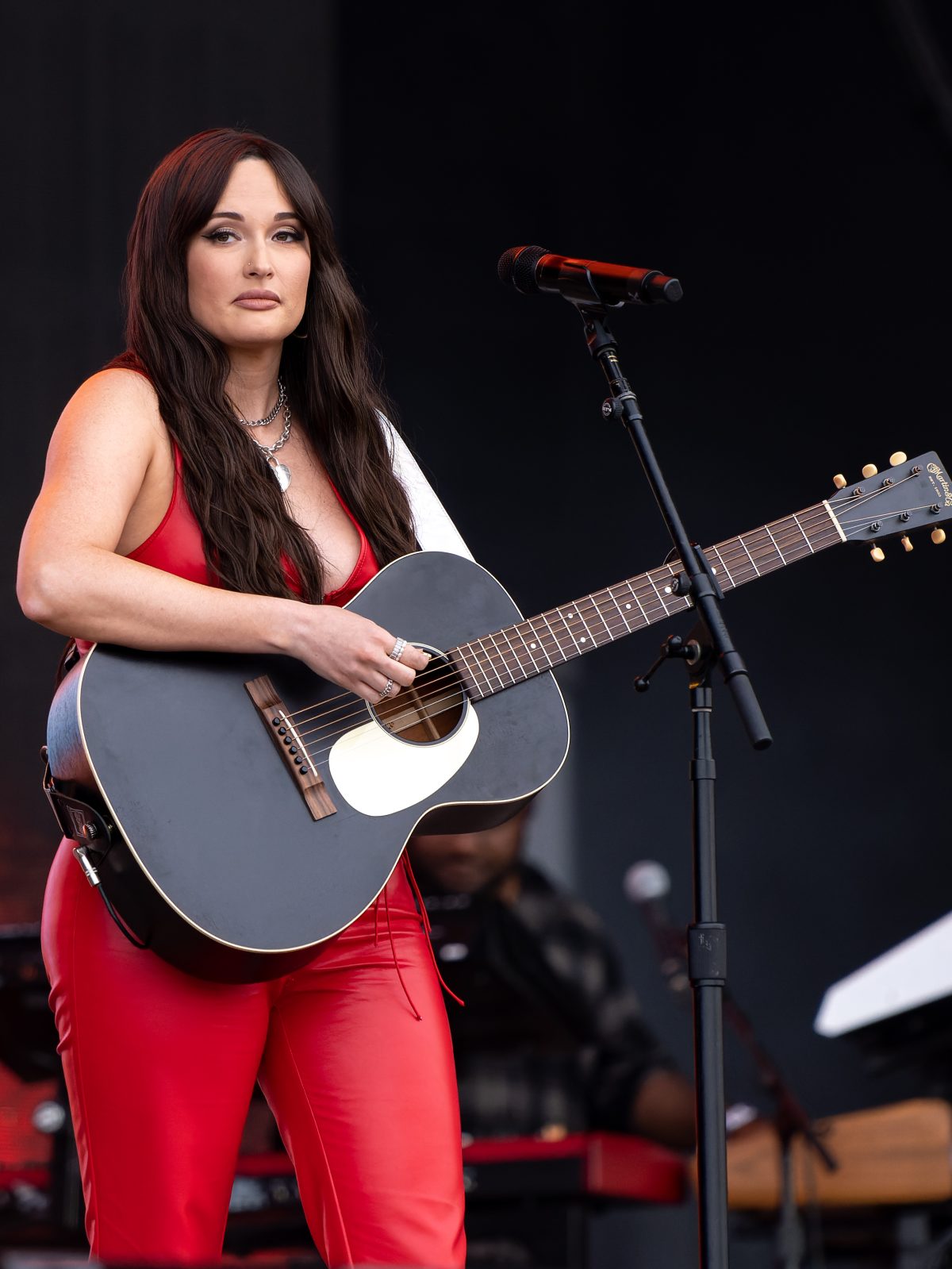 Kacey Musgraves con una guitarra acústica en el Primavera Sound de Barcelona en 2022