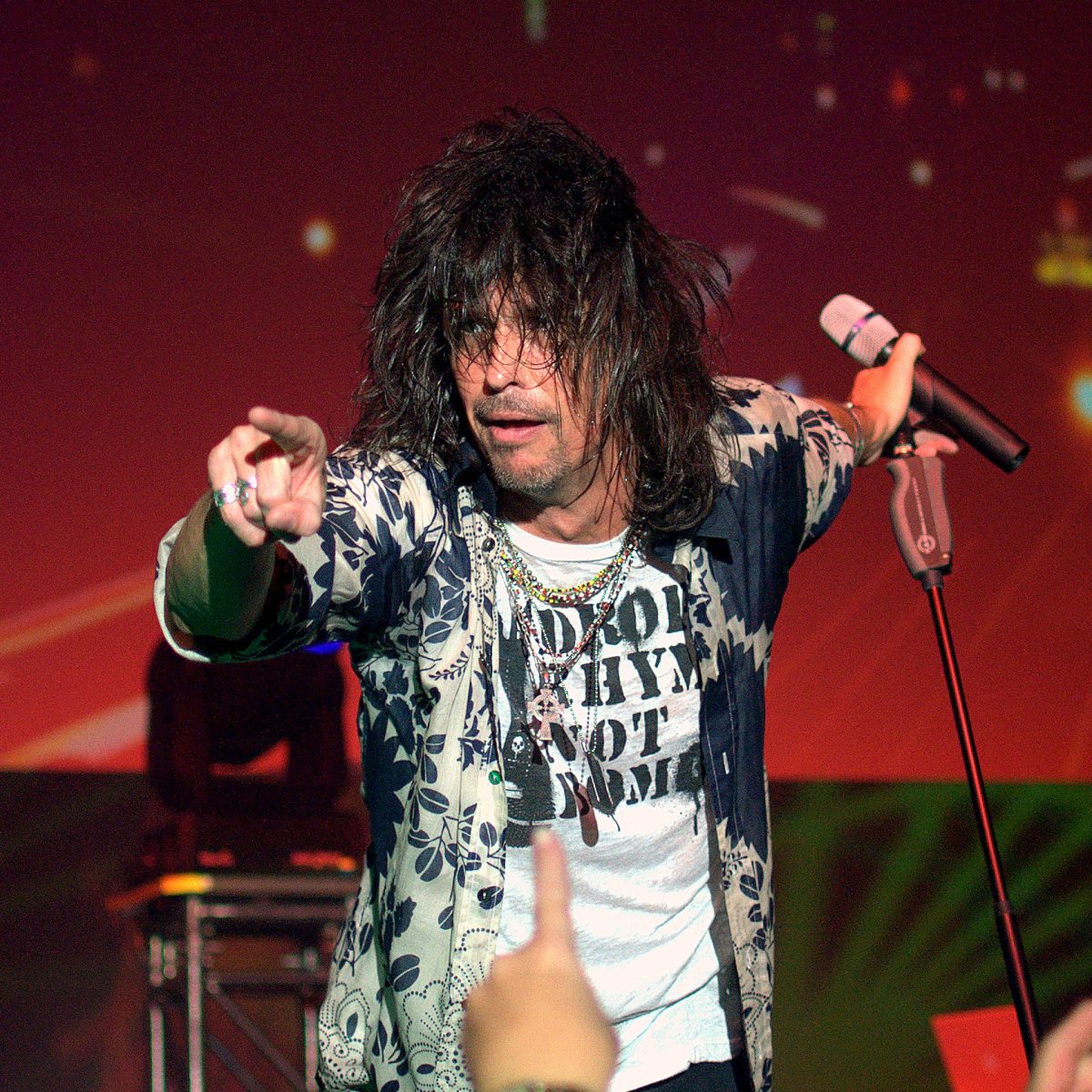 Kelly Hansen cantando en directo en 2009