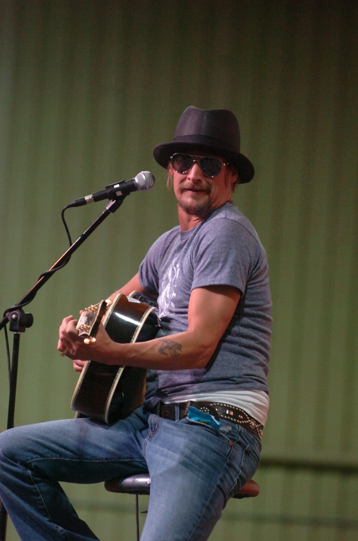 Kid Rock, con guitarra acústica, durante una actuación en diciembre de 2007