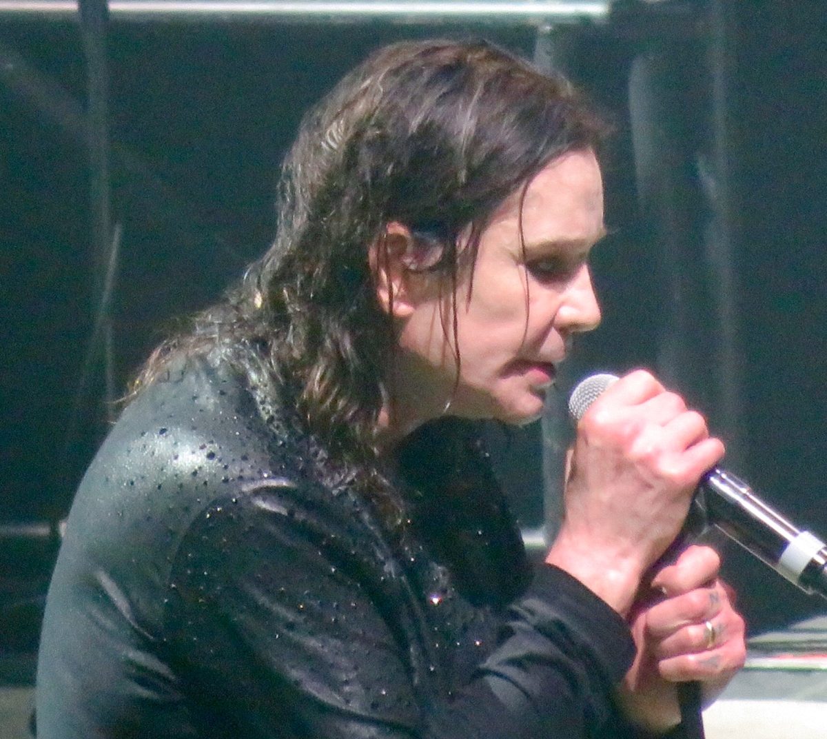 Ozzy Osbourne cantando en directo
