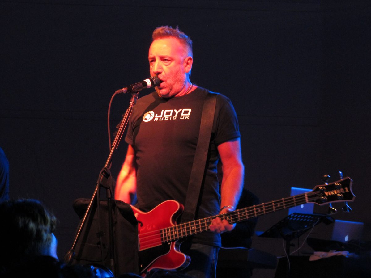 Peter Hook canta y toca el bajo en un concierto en Chile en 2014
