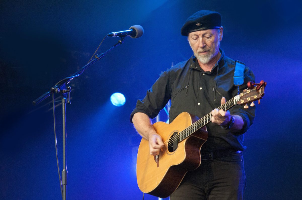 Richard Thompson toca la guitarra acústica en el Cambridge Folk Festival de 2011