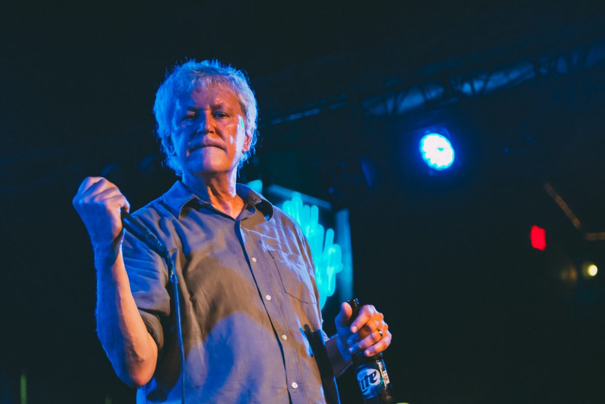 Robert Pollard, cantante de Guided by Voices, con el micrófono en una mano y una cerveza en la otra en un concierto de 2014