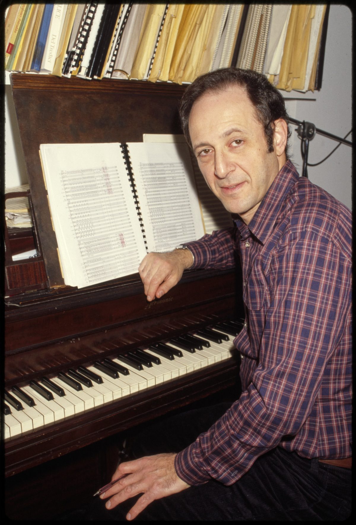 Steve Reich al piano en su estudio, retratado por Bernard Gotfryd a comienzos de los años ochenta