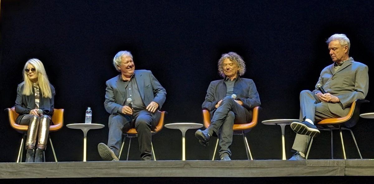 Tina Weymouth, Chris Frantz, Jerry Harrison y David Byrne, sentados en el escenario del Pantages Theater en 2024