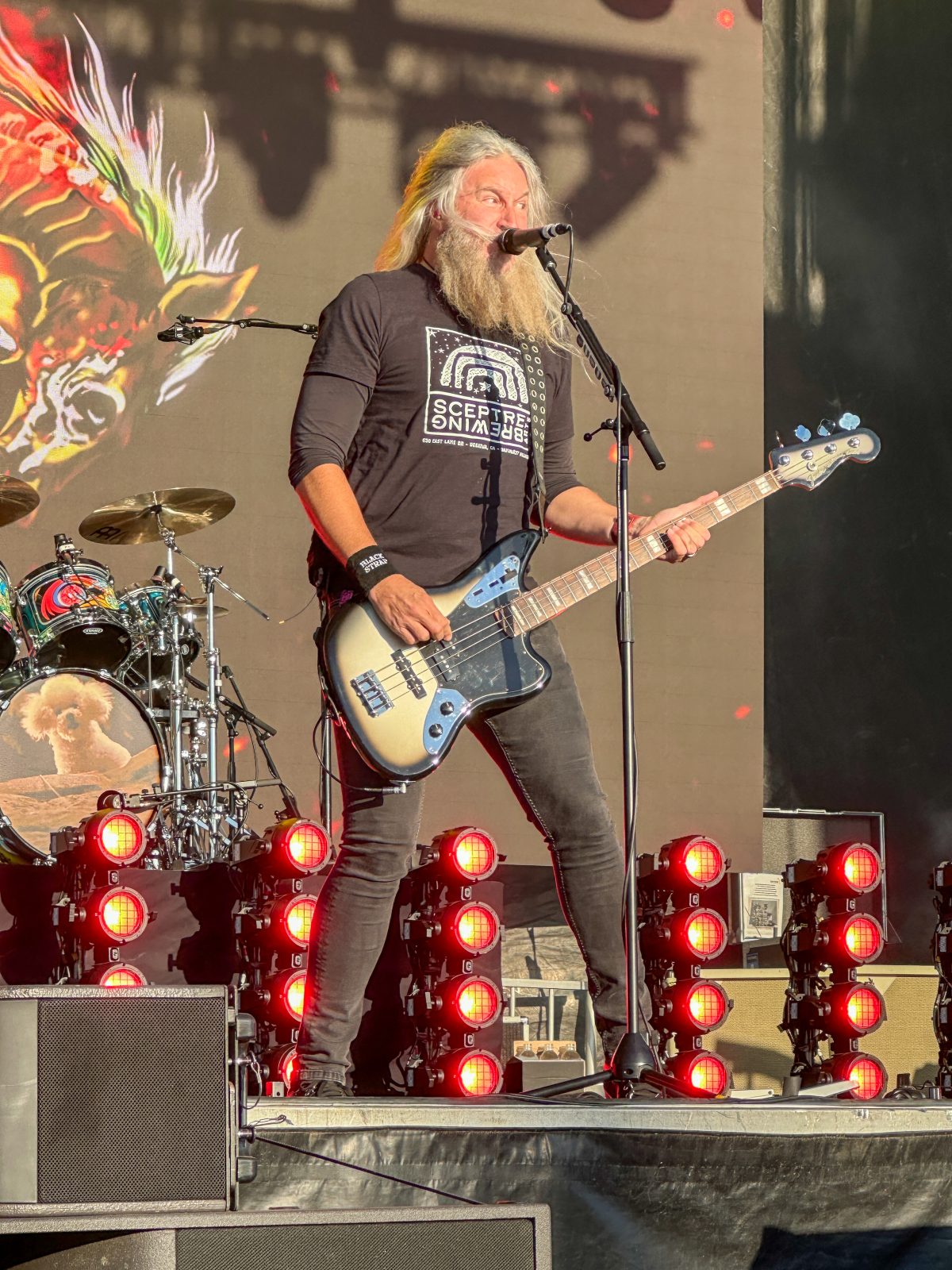 Troy Sanders, bajista y cantante de Mastodon, durante un concierto en 2025