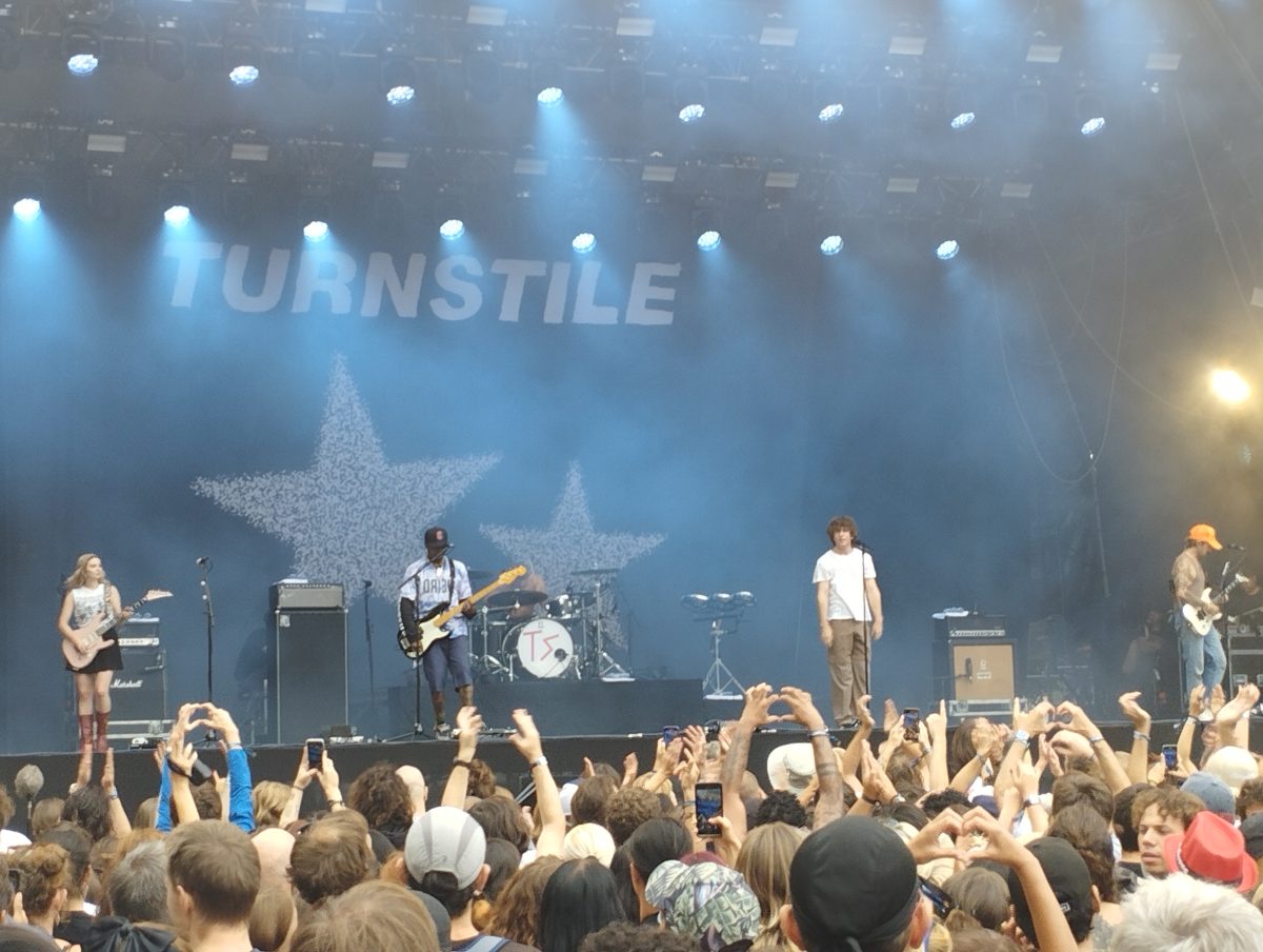Turnstile en directo en un festival en 2023, con Brendan Yates en el centro del escenario