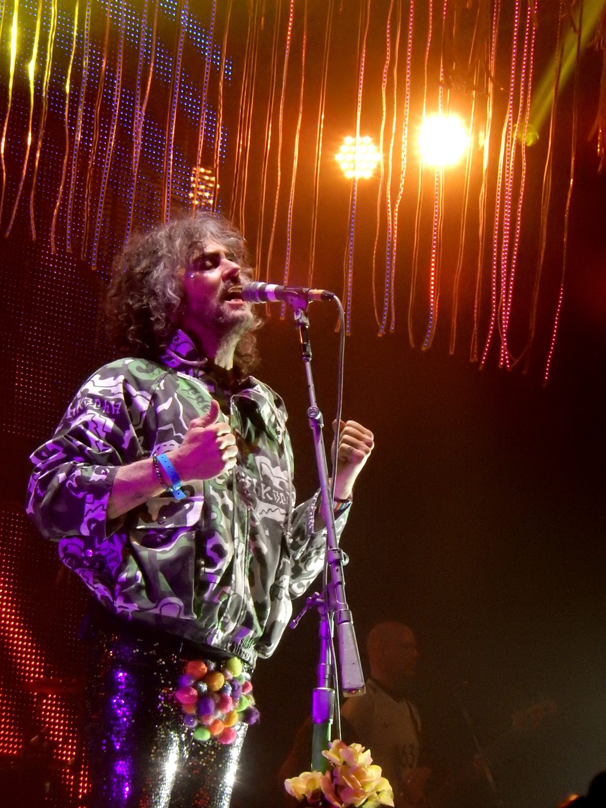Wayne Coyne canta con The Flaming Lips en la Brixton Academy de Londres en 2017
